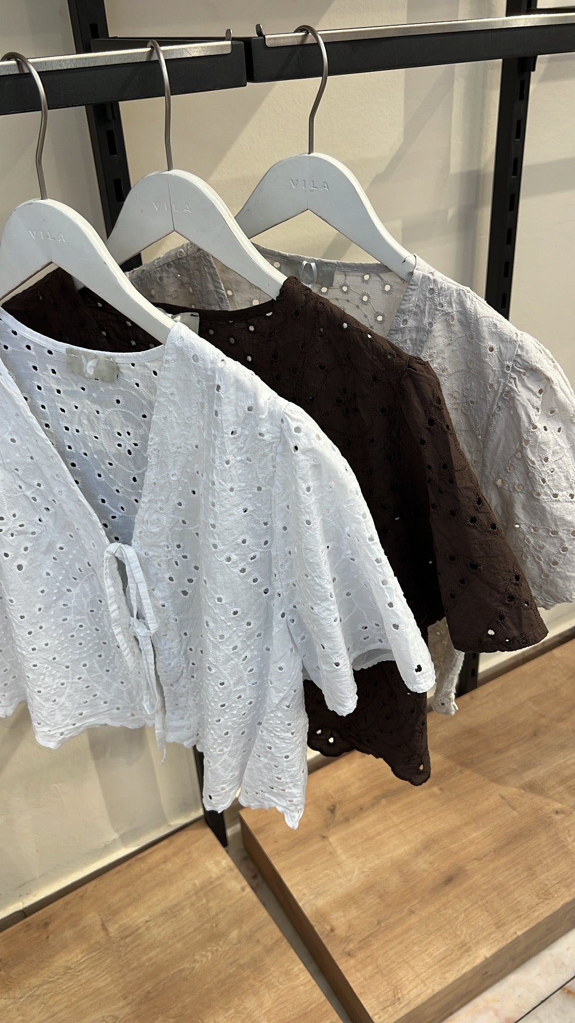 Bluse mit Lochstickerei