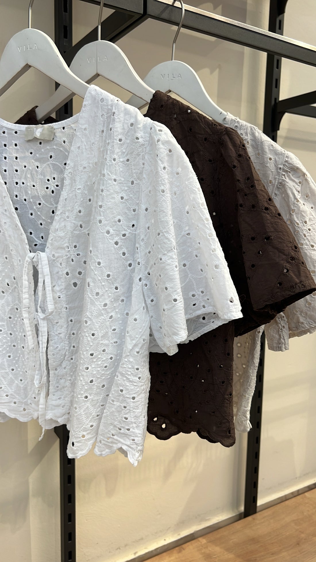 Bluse mit Lochstickerei