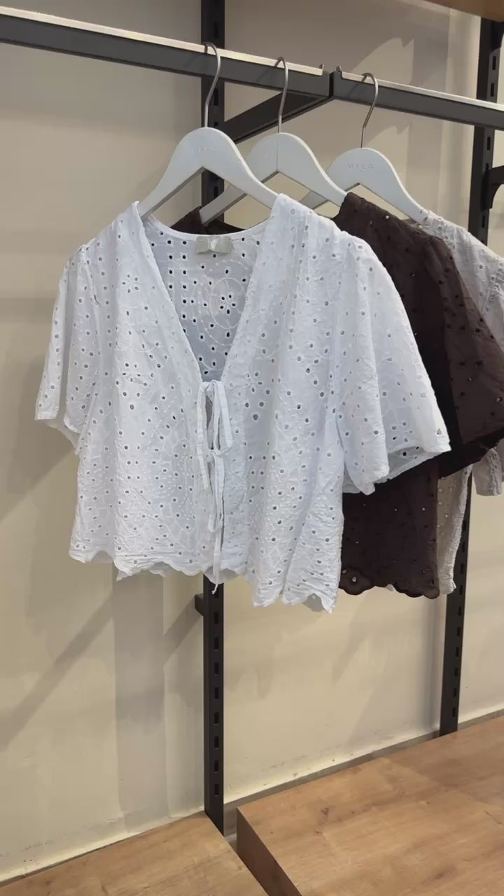 Bluse mit Lochstickerei